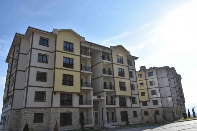 Tosya’da İnşa Edilen Toki̇ Konutları Sahiplerine Teslim Edilmeye Başlanıldı