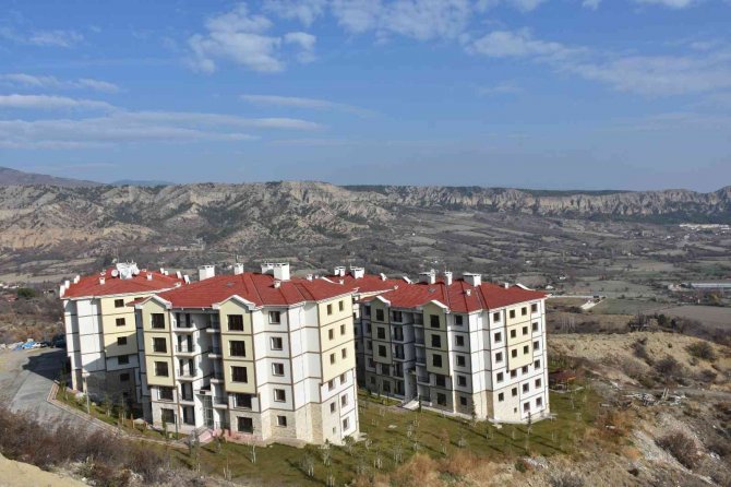 Tosya’da İnşa Edilen Toki̇ Konutları Sahiplerine Teslim Edilmeye Başlanıldı