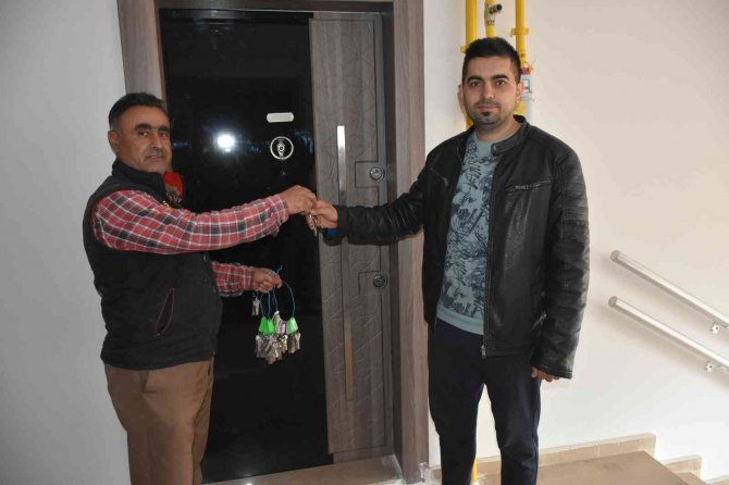 Tosya’da İnşa Edilen Toki̇ Konutları Sahiplerine Teslim Edilmeye Başlanıldı
