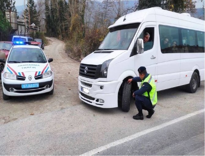 Jandarmadan Kış Lastiği Uygulaması