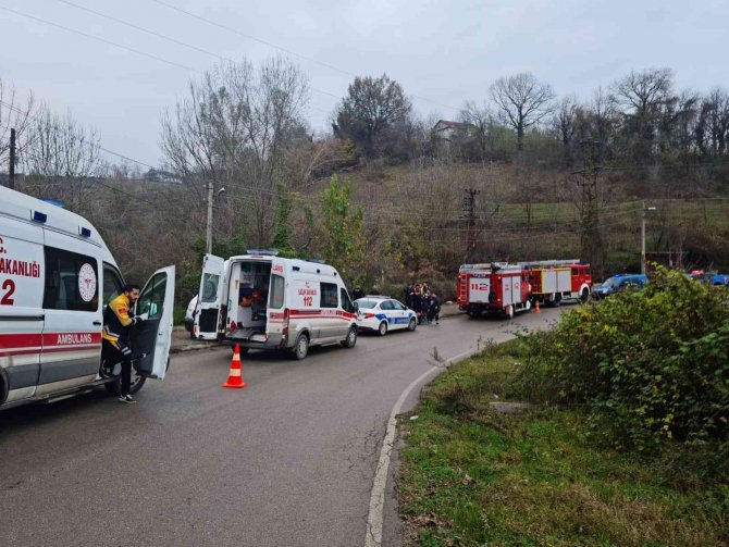 Kontrolden Çıkan Otomobil Şarampole Devrildi: 3 Yaralı