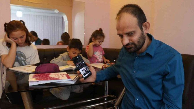 Görme Engelli Babalarının Karanlık Dünyasına Işık Oldular