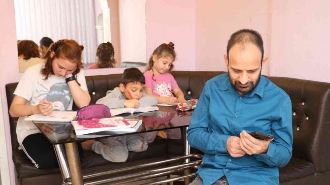Görme Engelli Babalarının Karanlık Dünyasına Işık Oldular