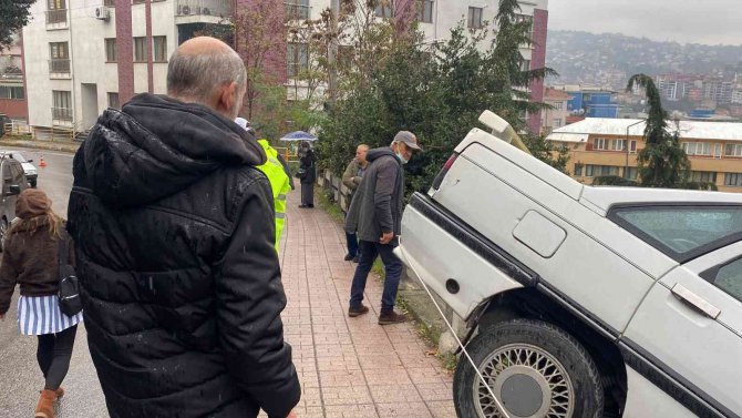 Faciaya Ramak Kala, Otomobille Duvarda Askıda Kaldılar