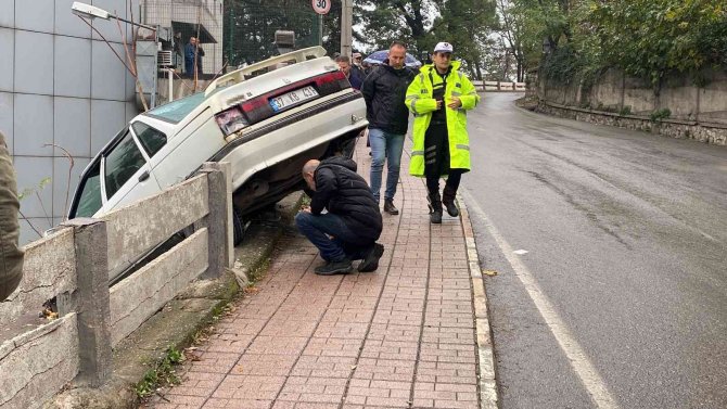 Faciaya Ramak Kala, Otomobille Duvarda Askıda Kaldılar