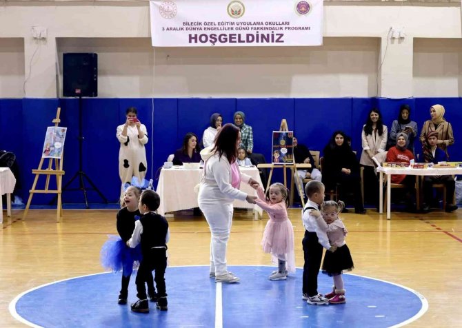 Özel Gereksinimli Minik Öğreciler Ayakta Alkışlandı