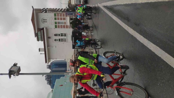 “Barikatsız Bir Dünya” İçin 15 Kilometre Pedal Çevirdiler