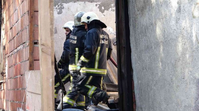 Antalya’da Metruk Binada Kokutan Yangın