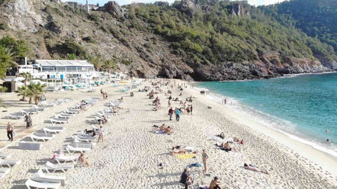 Güneşli Aralık Ayını Fırsat Bilen Plaja Geldi