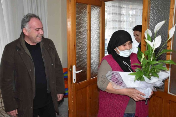 Germencik Belediyesi’nden Engelli Vatandaşa Tekerlekli Sandalye Hediyesi