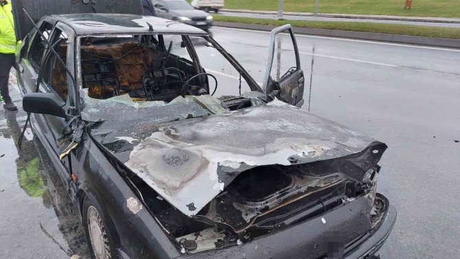 Bakırköy’de Seyir Halindeyken Alev Alan Araç Küle Döndü