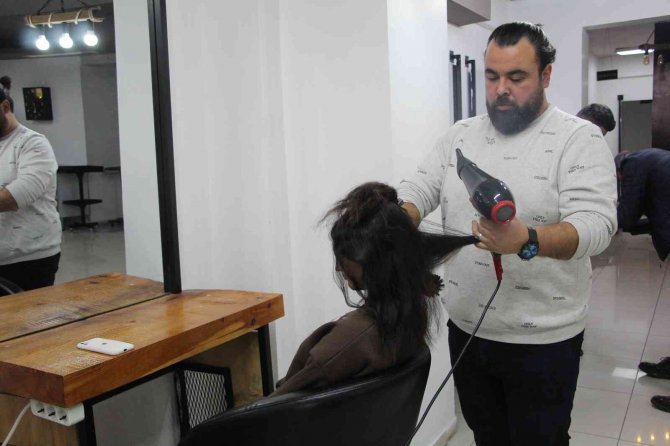 Batmanlı Kuaförden Engelliler Günü’nde Engelli Vatandaşlara Ücretsiz Hizmet