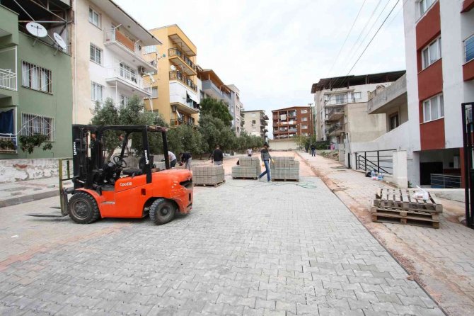 Bayraklı’da Yol Yenileme Çalışmaları Aralıksız Sürüyor