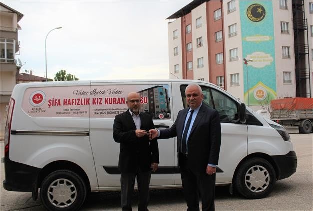 Yaptıkları Bağışlarla Hafızlık Kurslarına Hizmet Aracı Hediye Ettiler