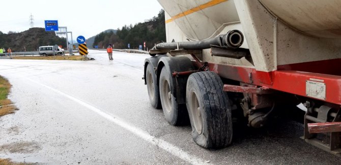 Bolu’da Minibüs İle Tır Çarpıştı: 2 Yaralı