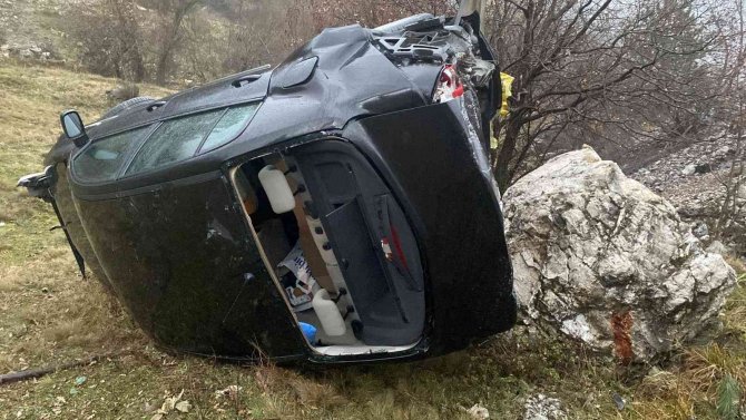 Şarampole Yuvarlanan Otomobil Hurdaya Döndü: 2 Yaralı