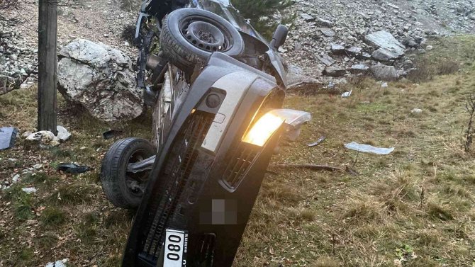 Şarampole Yuvarlanan Otomobil Hurdaya Döndü: 2 Yaralı