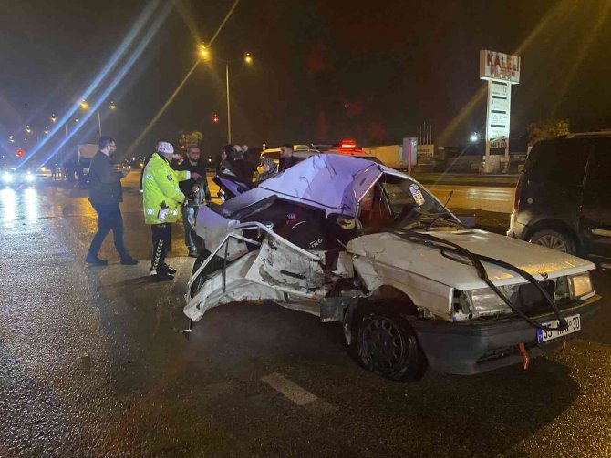 Bursa’da Kamyon İle Otomobil Çarpıştı : 2 Yaralı