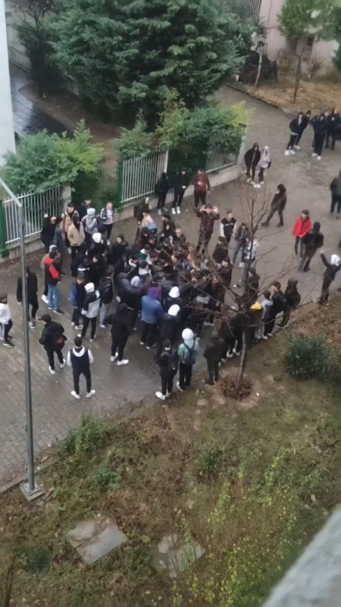 Bursa’da Liseli Gençlerin Tartışma Anları Kameralarda
