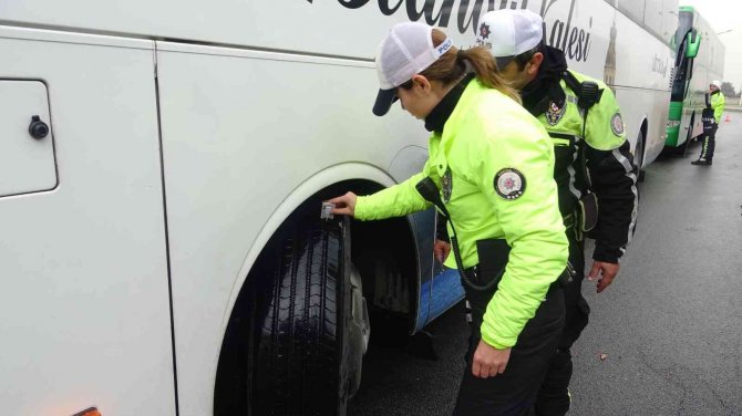 Polis, Yolcu Otobüslerini Tek Tek Durdurdu...51 Sürücüye Ceza Kesildi