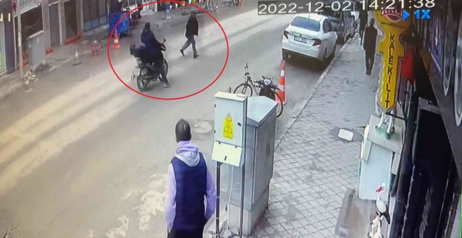 Motosiklet Yaşlı Adama Çarptı, O Anlar Kameraya Yansıdı