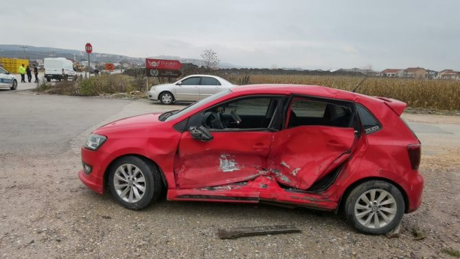 Minibüs İle Otomobil Çarpıştı, 1 Kişi Yaralandı