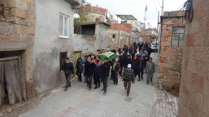 11 Günlük Yaşam Savaşını Kaybeden Kadın Toprağa Verildi