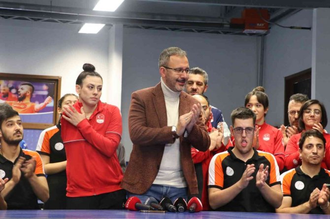 Engelli Sporcular Bakan Kasapoğlu İle Masa Tenisi Oynadı