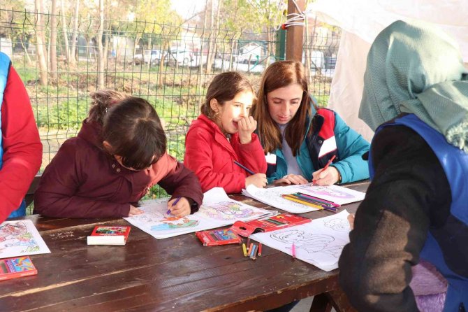 Depremzedelere Psikososyal Destek Sağlıyorlar