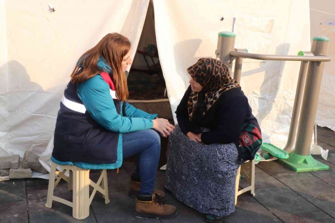Depremzedelere Psikososyal Destek Sağlıyorlar