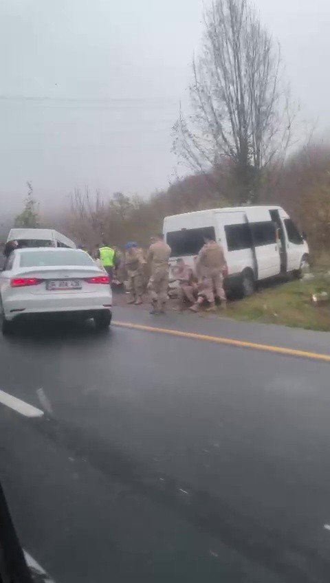 Jandarma Ekiplerini Taşıyan Minibüs Kaza Yaptı