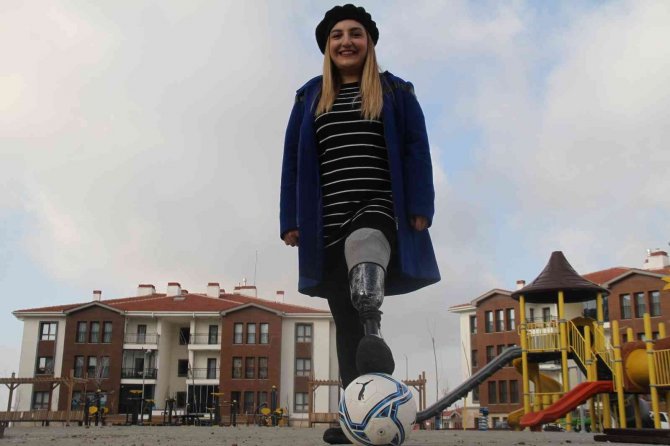 Sol Bacağı Olmadan Dünyaya Geldi, Engelin Engel Olmadığını Kanıtladı
