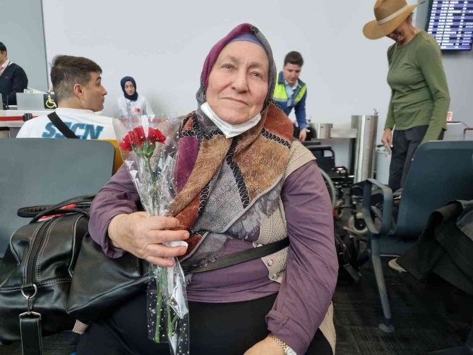 İ̇stanbul Havalimanı’nda 3 Aralık Dünya Engelliler Günü’nde Engelli Ve Yaşlılara Çiçek Verildi