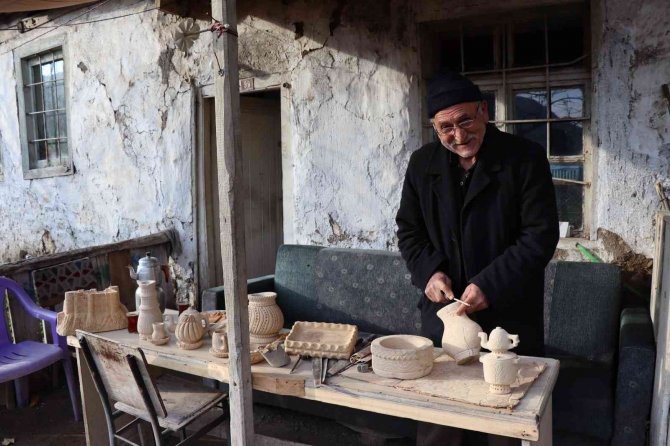 Taşı Oyarak Birbirinden Güzel Biblolar Yapıyor
