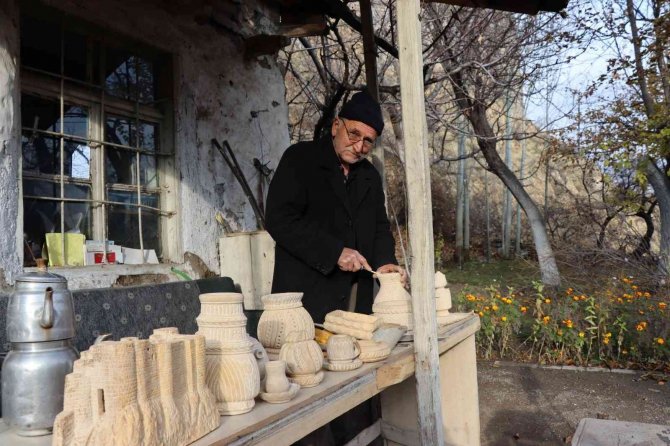 Taşı Oyarak Birbirinden Güzel Biblolar Yapıyor