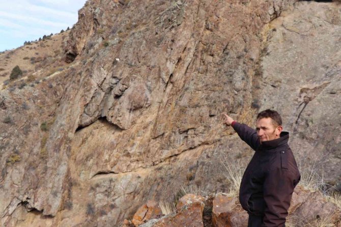 Dağda Mahsur Kalan 2 Keçiyi Afad Ekibi Kurtardı