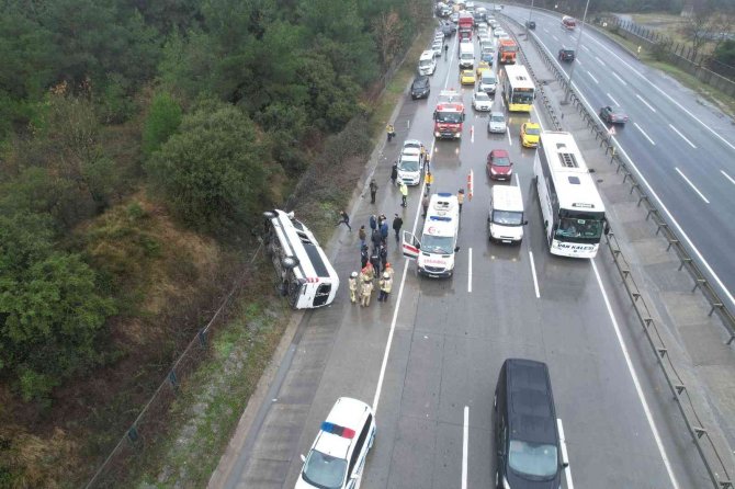 Eyüpsultan’da İçerisinde Turistlerin Bulunduğu Servis Minibüsü Devrildi: 2’si Ağır 10 Yaralı