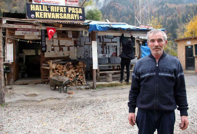 Yolda Kalanların Umudu 24 Saat Kapısı Açık Bulunan Ahşap Kulübe