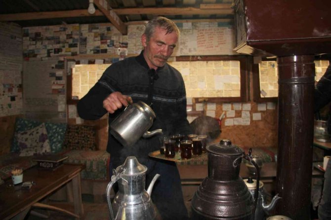 Yolda Kalanların Umudu 24 Saat Kapısı Açık Bulunan Ahşap Kulübe