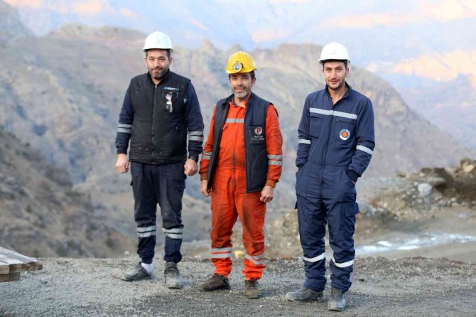 Gümüşhane’de 3 Kardeş Yer Altında Ekmek Kavgası Veriyor