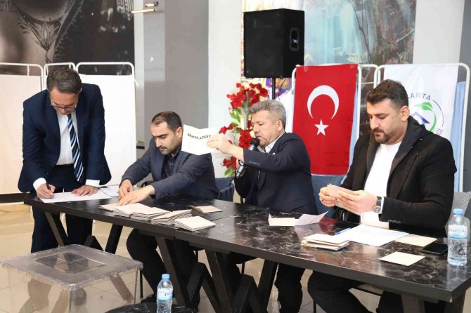 İ̇ki Adayın Yarıştığı Kongrede Mevcut Başkan Güven Tazeledi