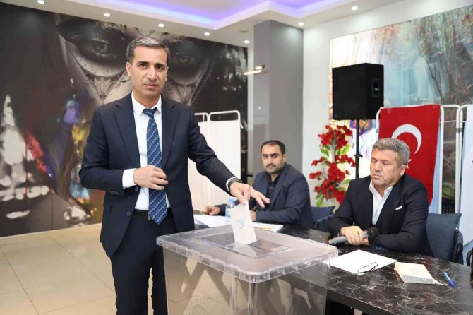 İ̇ki Adayın Yarıştığı Kongrede Mevcut Başkan Güven Tazeledi