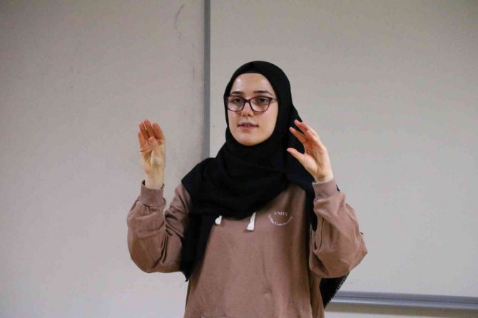 Anadili Gibi İşaret Dili Biliyor