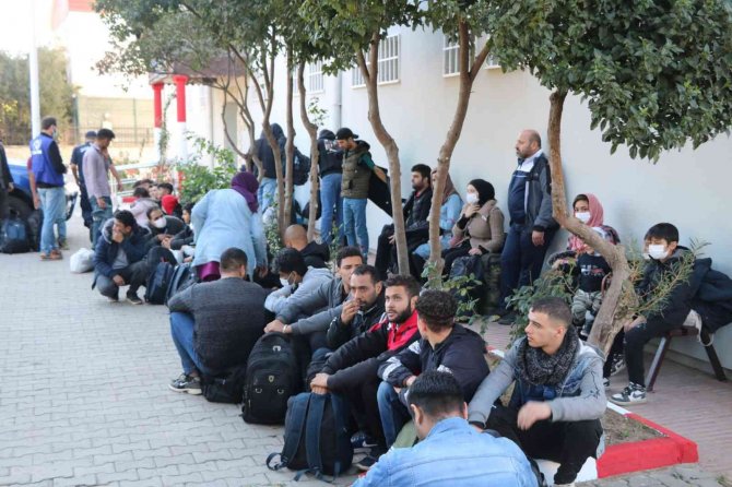 İ̇zmir’de 442 Düzensiz Göçmen Ve 8 Göçmen Kaçakçısı Yakalandı