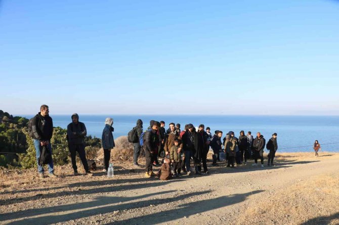 İ̇zmir’de 442 Düzensiz Göçmen Ve 8 Göçmen Kaçakçısı Yakalandı