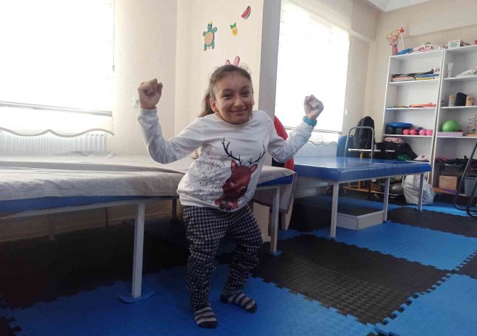 Cam Kemik Hastası İ̇kra’dan 19 Yıl Sonra Umutlandıran Gelişme