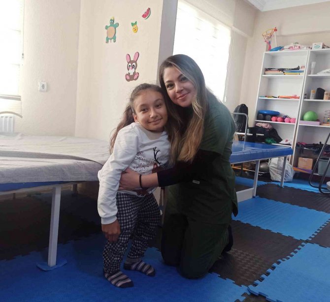 Cam Kemik Hastası İ̇kra’dan 19 Yıl Sonra Umutlandıran Gelişme