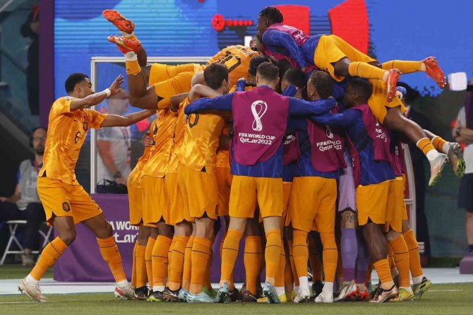 Dünya Kupası’nda İlk Çeyrek Finalist Hollanda