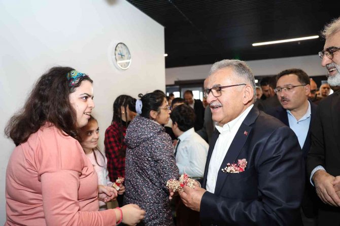 Başkan Büyükkılı. Engelsiz Yaşam Merkezi’nde Özel Vatandaşlarla Buluştu