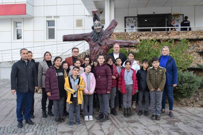 Yapay Zekaya Sahip Ağaç, Çocukların Sorularını Yanıtlıyor